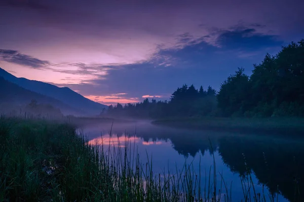 Nascer Sol Nas Montanhas Sobre Lago — Fotografia de Stock