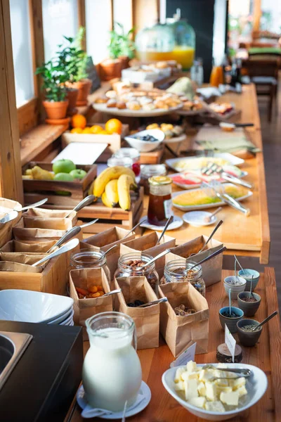 Colazione Buffet Tavolo Con Cibi Assortiti — Foto Stock