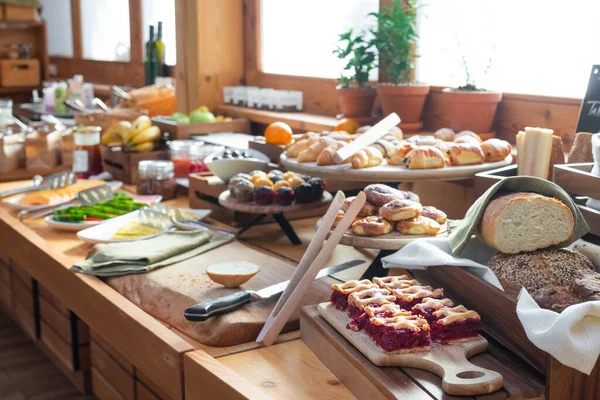 Breakfast Buffet Table Assorted Food — Stock Photo, Image