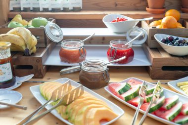 Kahvaltı büfesi ve çeşitli yemekler. 