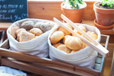 Kahvaltı büfesi ve çeşitli yemekler. 