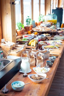 Kahvaltı büfesi ve çeşitli yemekler. 