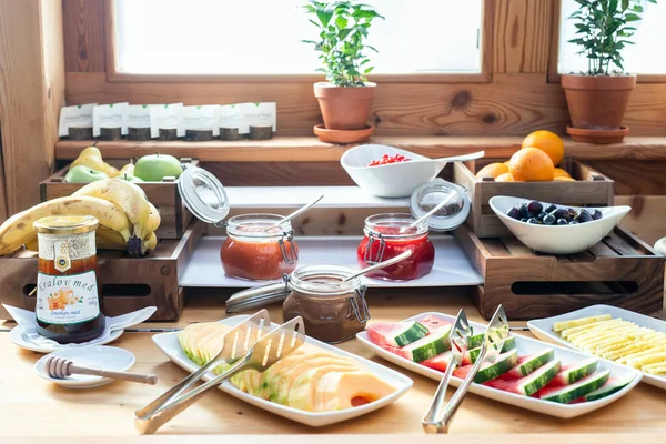 Mesa Buffet Desayuno Con Comida Variada — Foto de Stock