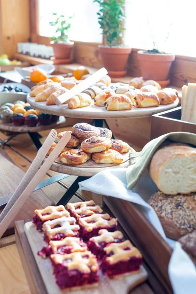 Mesa Buffet Desayuno Con Comida Variada — Foto de Stock