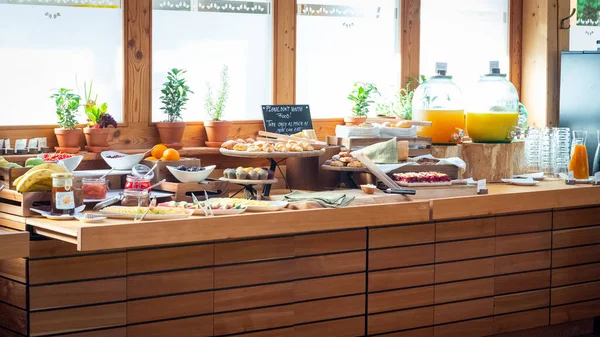 Mesa Buffet Desayuno Con Comida Variada —  Fotos de Stock