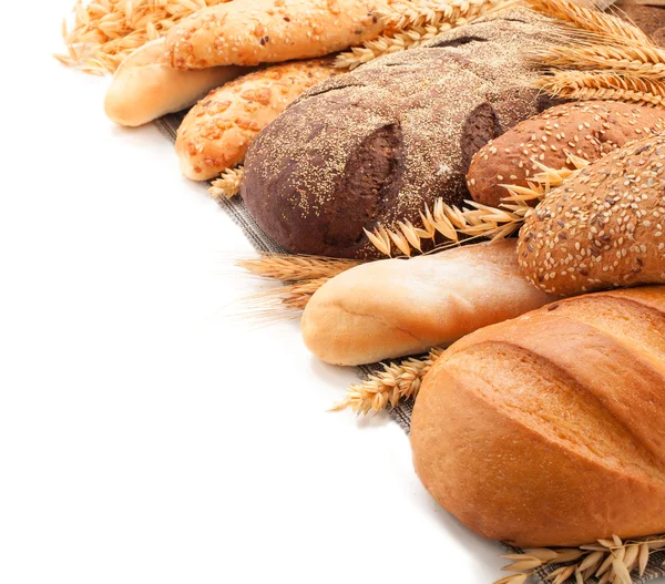 Verschiedene Brote isoliert auf weißem Hintergrund — Stockfoto