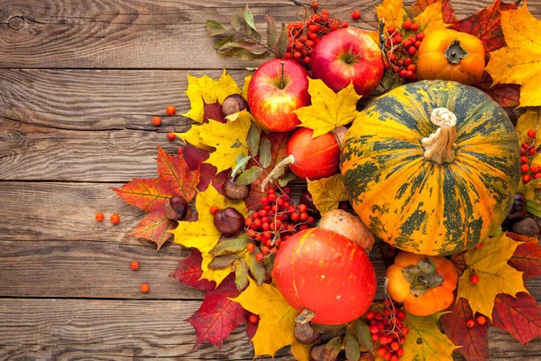 Autumn Still Life. Zucca, mele e foglie autunnali gialle su t — Foto Stock