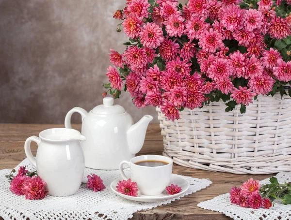 Bouquet of chrysanthemums in a basket and milk tea. Rural concep — Stock Photo, Image