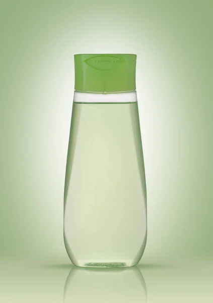 Champú en botella de plástico sobre fondo verde con reflectio —  Fotos de Stock