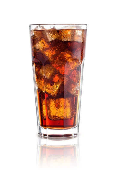 Cola con hielo en un vaso aislado sobre fondo blanco. diseño el —  Fotos de Stock