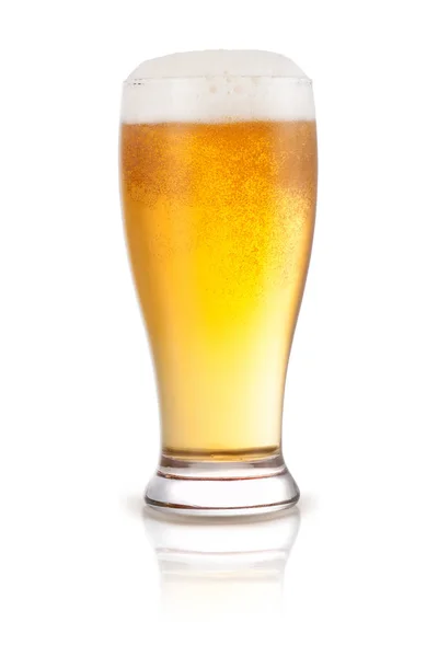 Cerveja fresca em um copo isolado em um fundo branco — Fotografia de Stock