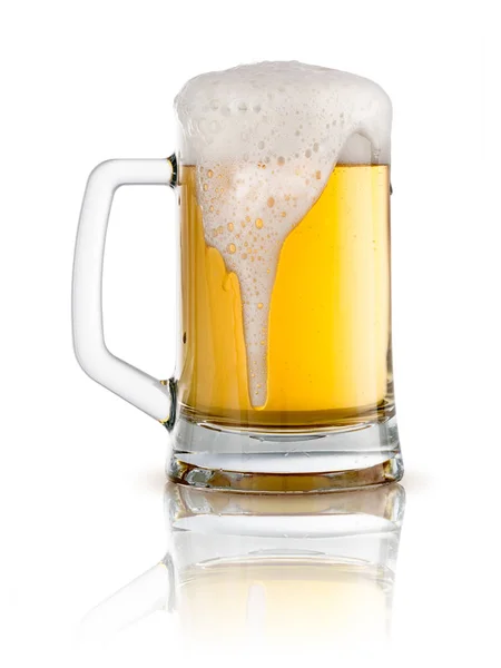 Fris biertje in een glas geïsoleerd op een witte achtergrond — Stockfoto