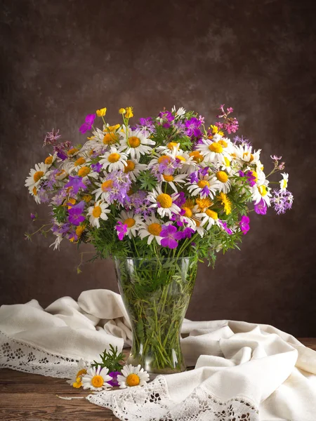 Strauß wilder Blumen auf dem Tisch im Inneren — Stockfoto