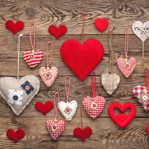 Concepto de amor. El corazón de la tela sobre el fondo viejo — Foto de Stock