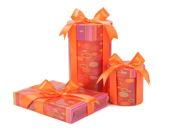 用丝带上白色孤立的橙色礼品盒. — 图库照片