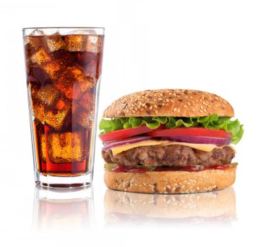 Beyaz arka plan üzerinde buzlu soda içkiyle hamburger