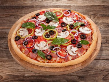 lezzetli İtalyan pizza tahta masada görev yaptı.