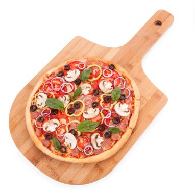 Beyaz arka plan üzerinde izole lezzetli lezzetli pizza