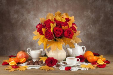 bardak çay, çikolata ve bir buket gül ve au ile tablo