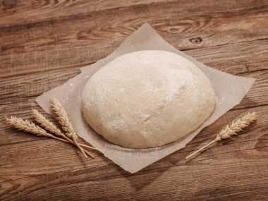Ahşap masa üzerinde hamur. Paskalya kavramı