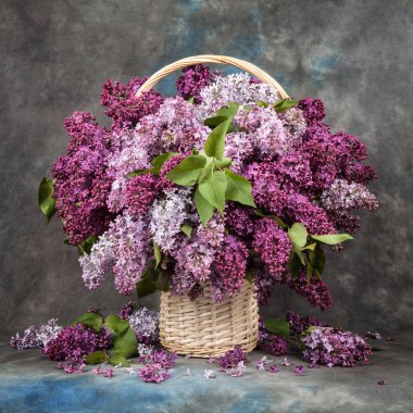 Leylak masada bir sepet içinde buket.