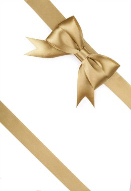 Beyaz arkaplanda izole edilmiş altın yay ve kurdele.