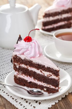 Kahvaltı. lezzetli pasta ve çay bir masaya servis.