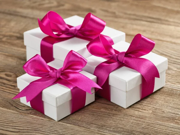 Confezione regalo bianca con nastro viola a bordo — Foto Stock