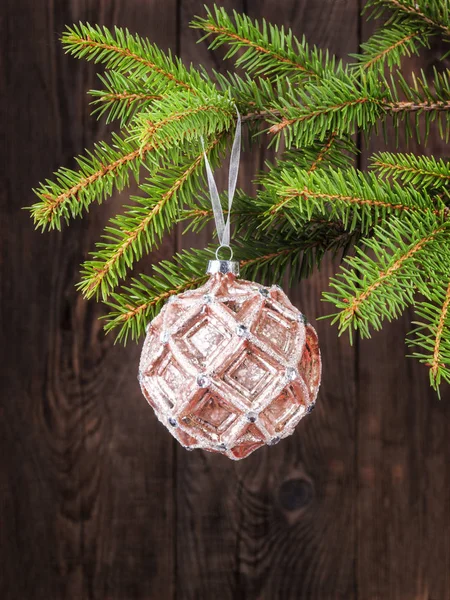 Bola de Navidad en ramas de abeto. Concepto de vacaciones — Foto de Stock