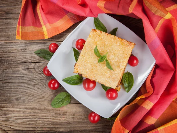 A táblán és a paradicsom lasagna szalvéta — Stock Fotó