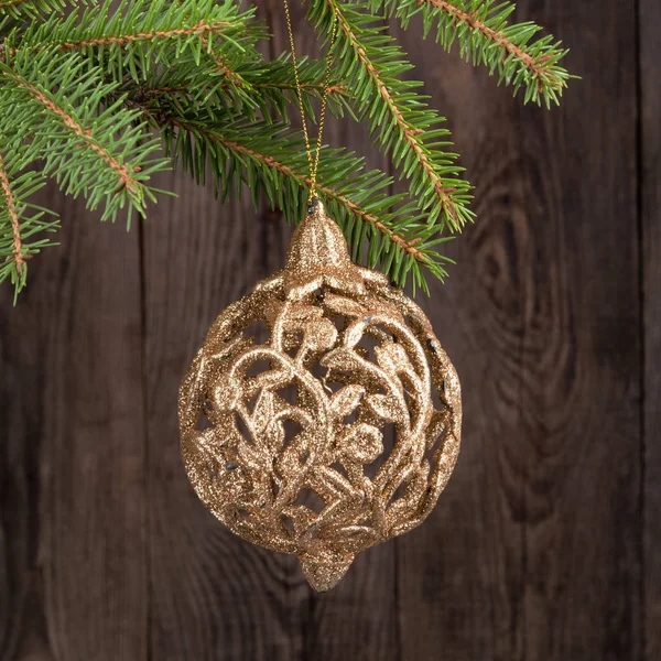 Bola de Navidad en ramas de abeto el fondo — Foto de Stock