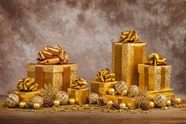 Золотая коробка с подарком на Рождество — стоковое фото