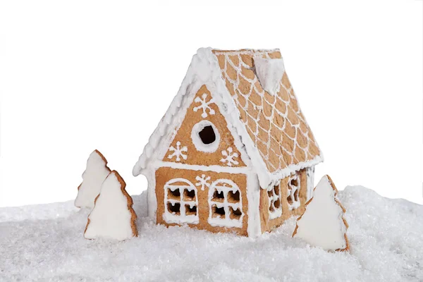 Casa di pan di zenzero nella neve isolato su sfondo bianco . — Foto Stock