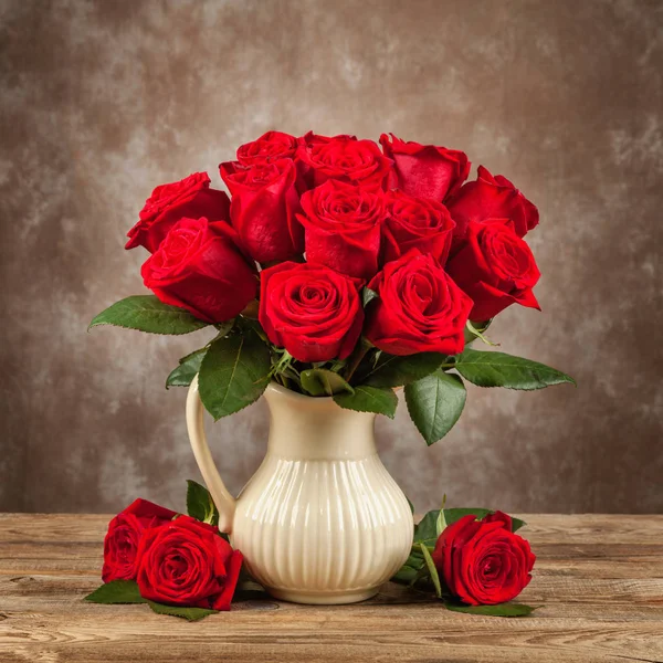 Bouquet of beautiful roses in a jar — Stock Photo, Image