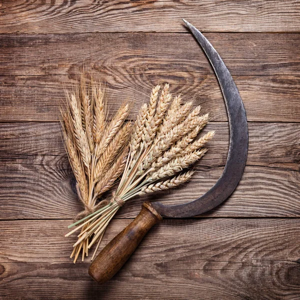 Sickle and ears on the old board. Rural concept — Stock Photo, Image