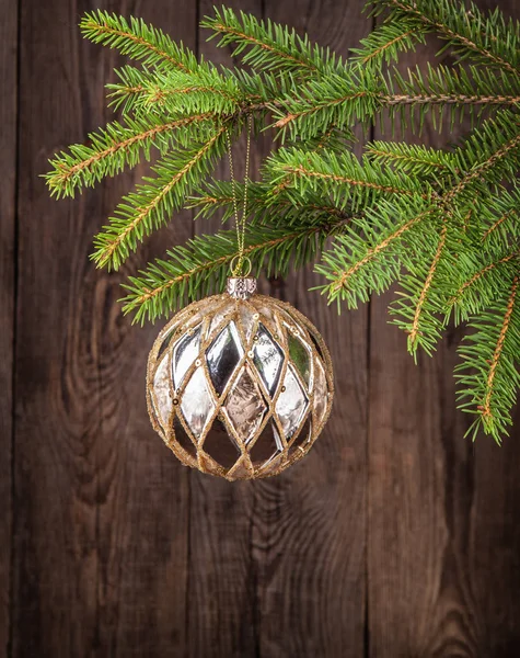 Concepto de Navidad. Hermosa bola vieja en rama de abeto — Foto de Stock