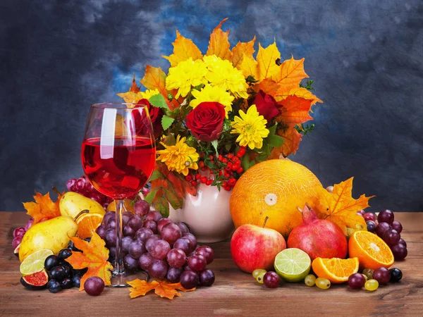 Herfst boeket, groenten, pompoenen, druiven en wijn in de gla — Stockfoto