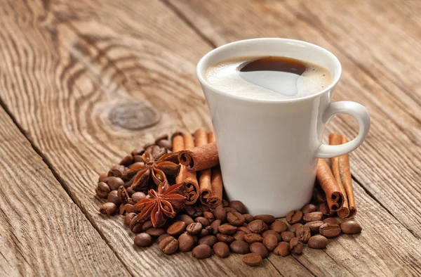 Tazza con chicchi di caffè e spezie anice stella — Foto Stock