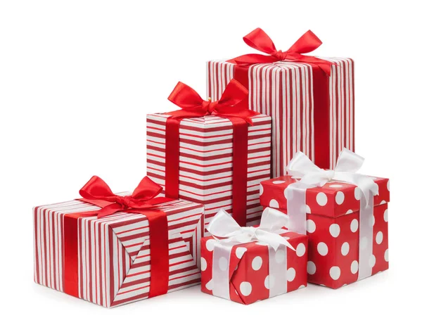 Cajas de regalo de color rojo aislado sobre fondo blanco — Foto de Stock