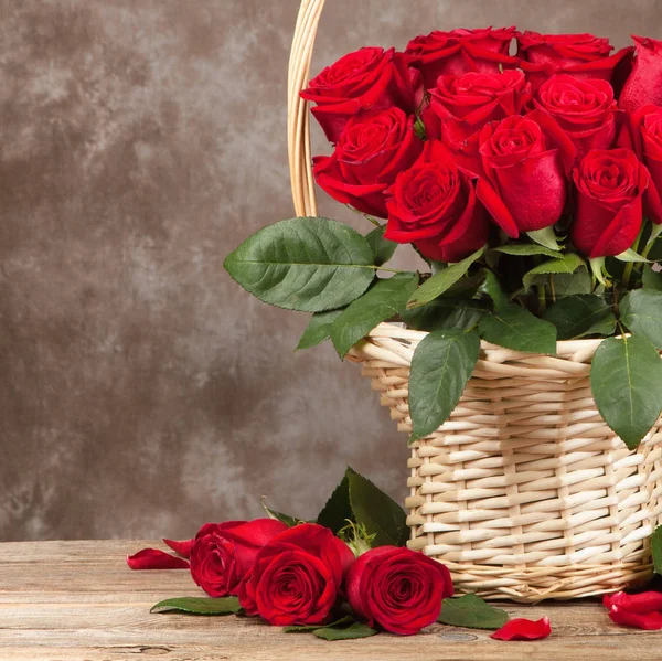 Roses in basket on background — Stock Photo, Image