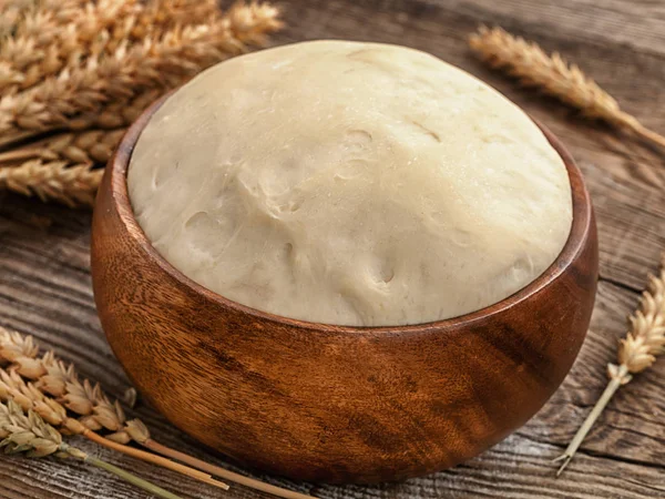 Pasta fresca sulla ciotola e orecchie il tavolo . — Foto Stock