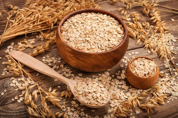 Haferflocken auf dem alten Brett. Ernährungskonzept — Stockfoto