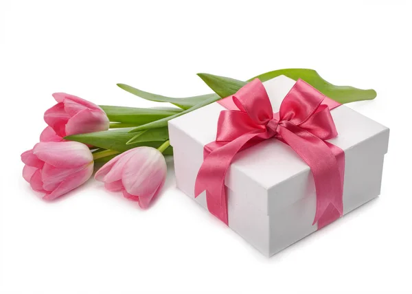 Verse tulpen en dozen met geschenken geïsoleerd op witte achtergrond — Stockfoto