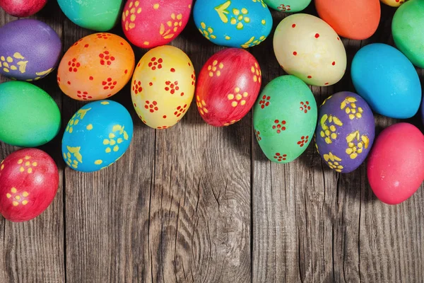 Easter eggs on the old board. Festive concert. — Stock Photo, Image