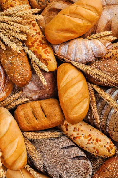 Διαφορετικά είδη ψωμιού στο τραπέζι — Φωτογραφία Αρχείου