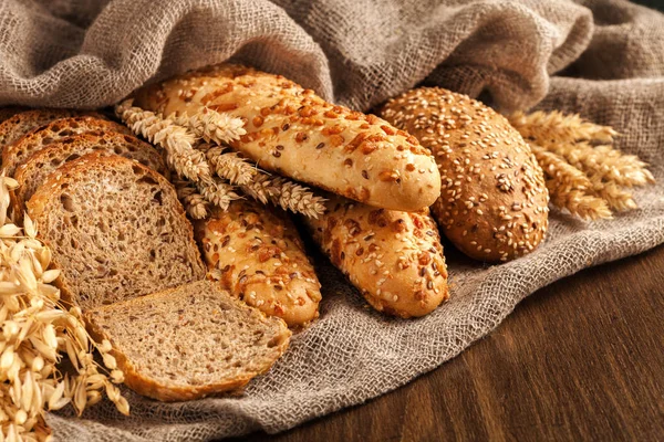 Verschiedene Brotsorten auf dem Tisch — Stockfoto
