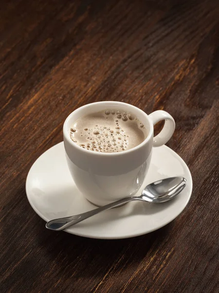 Kaffee in einer weißen Porzellanschale auf dem alten Brett — Stockfoto