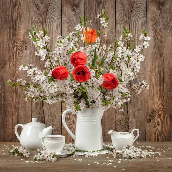 Tulipany i kwiat wiśni na Dekoracja stołu — Zdjęcie stockowe