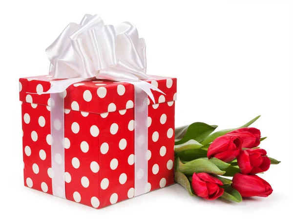 Подарочная коробка и букет тюльпанов, изолированных на белом — стоковое фото