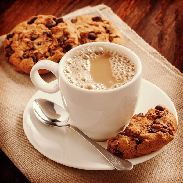 Café perfumado com uma camisa branca e biscoitos na mesa — Fotografia de Stock